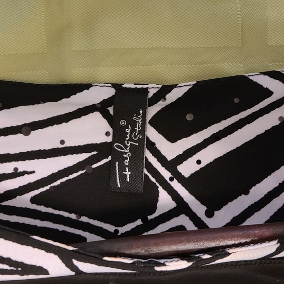 Black and white cold shoulder  by fashque - Picture 3 of 5